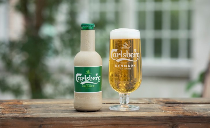 Carlsberg будет разливать пиво в бумажные бутылки
